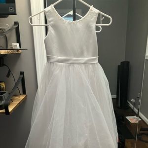 Girls flower dress size 5-6. Has button decor. Only worn once.